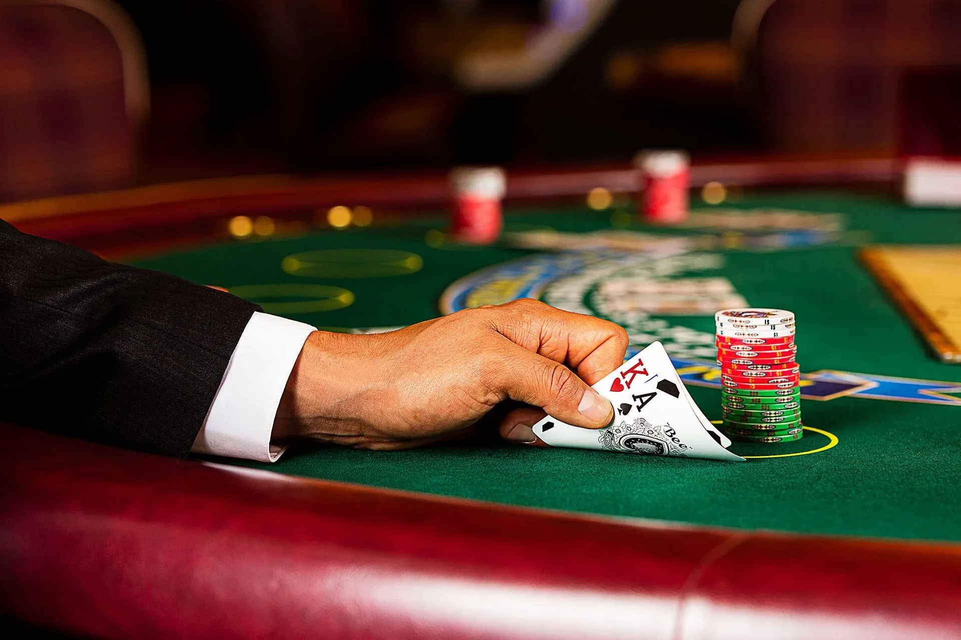 Mesa de casino ao vivo com dealer